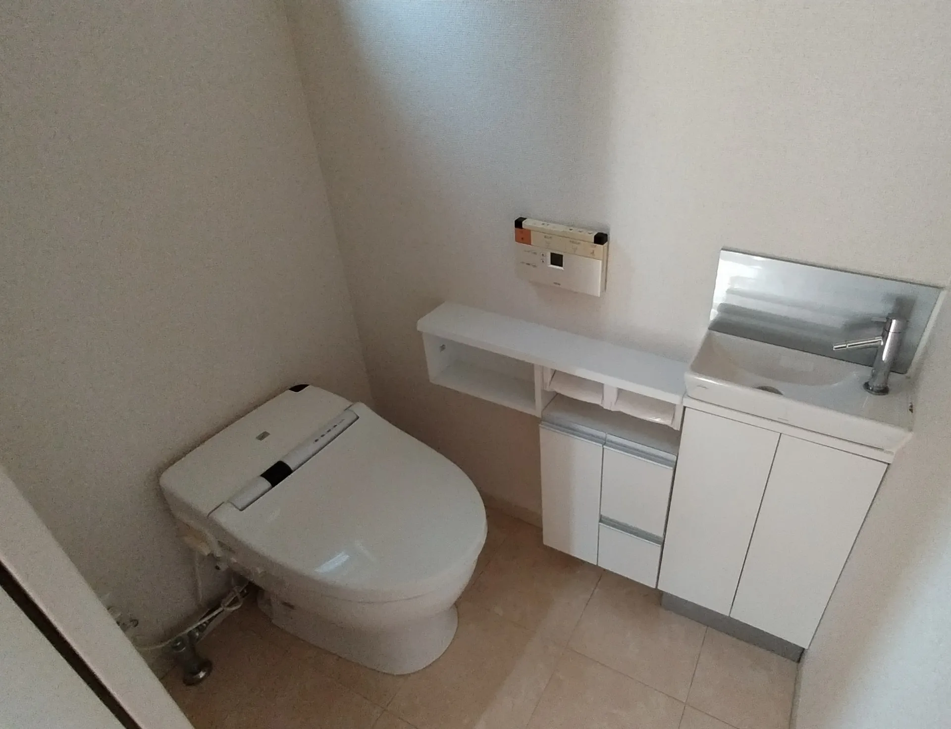 トイレはタンクレスです