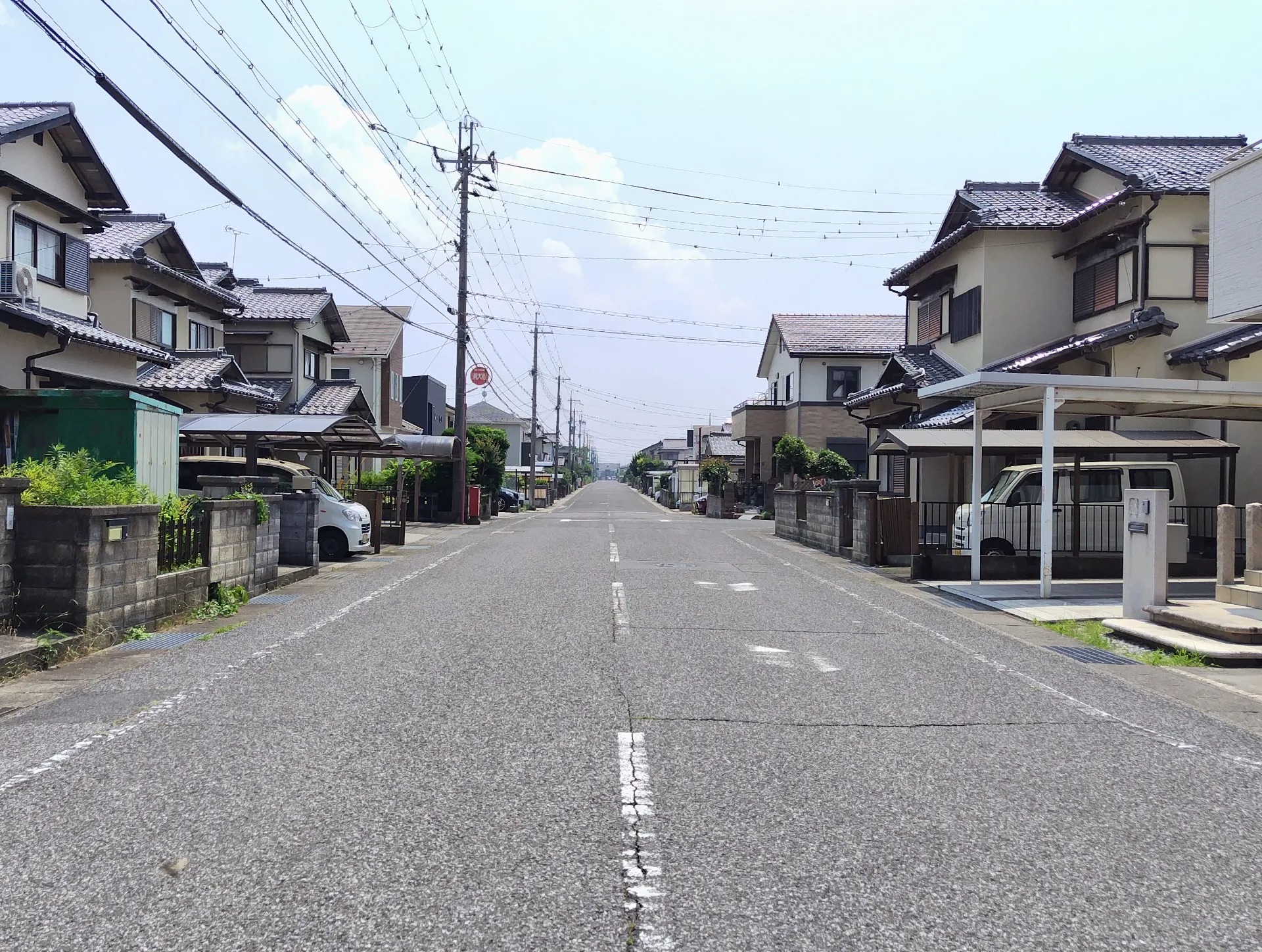 南東側全面道路です
