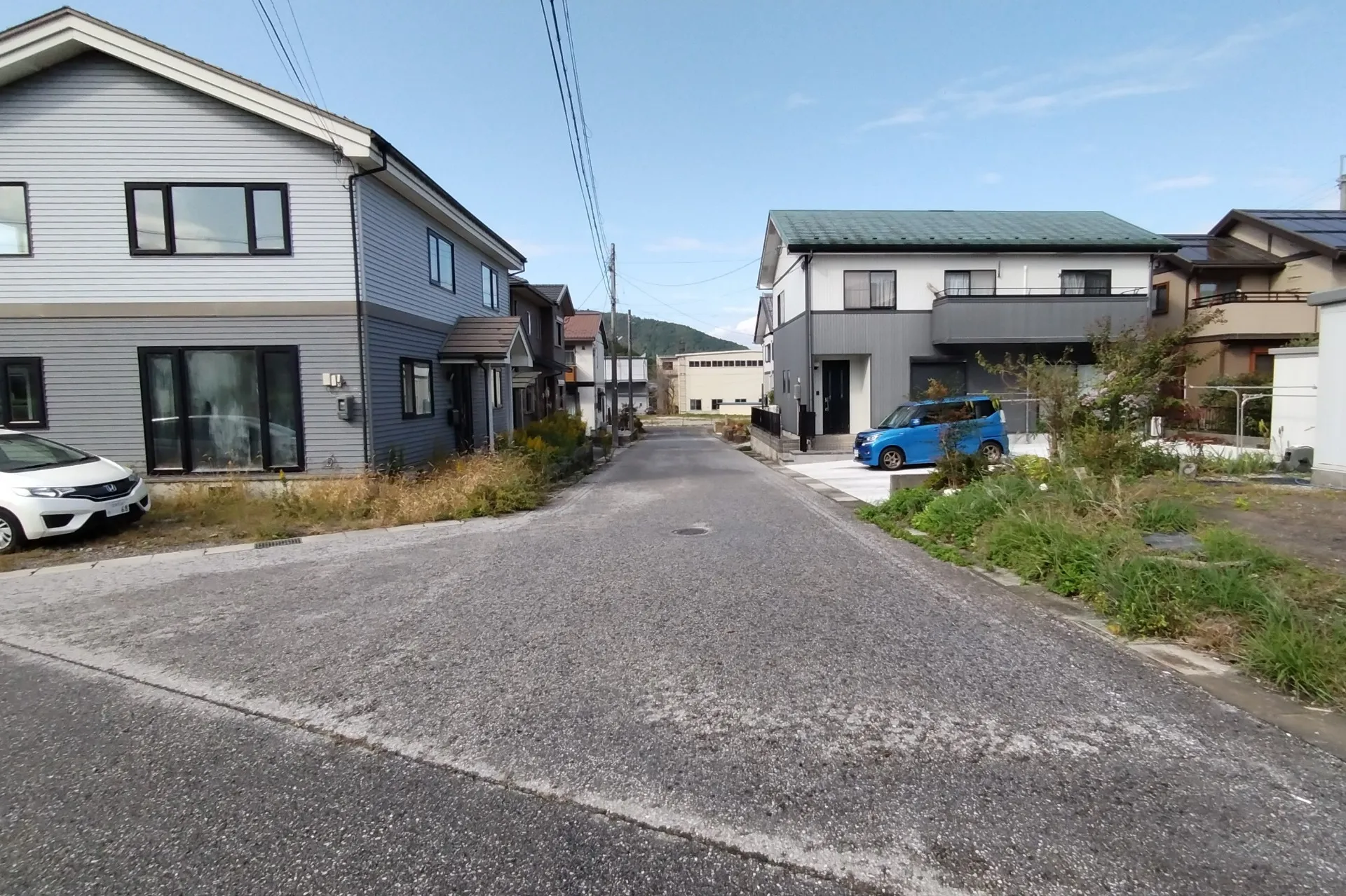 北東側道路です
