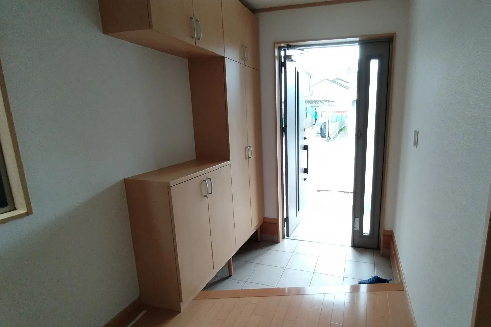 玄関内部です、下駄箱付いてます