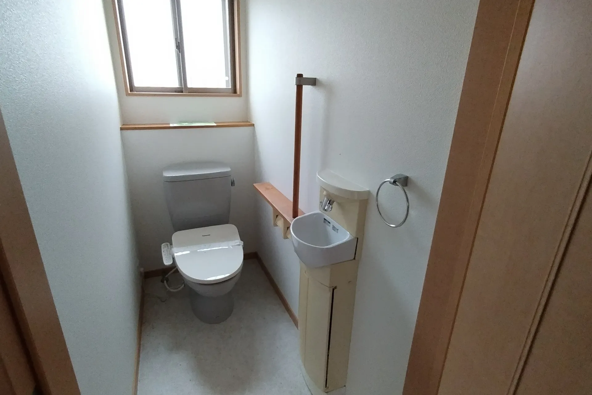 １階トイレです、手洗い付きです