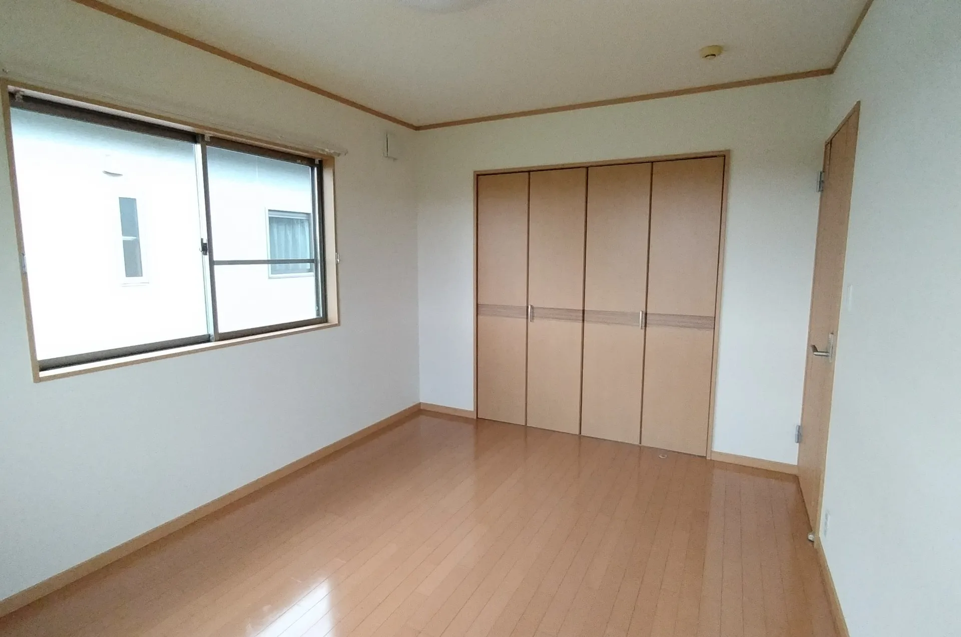 明るい洋室です、クローゼット付です